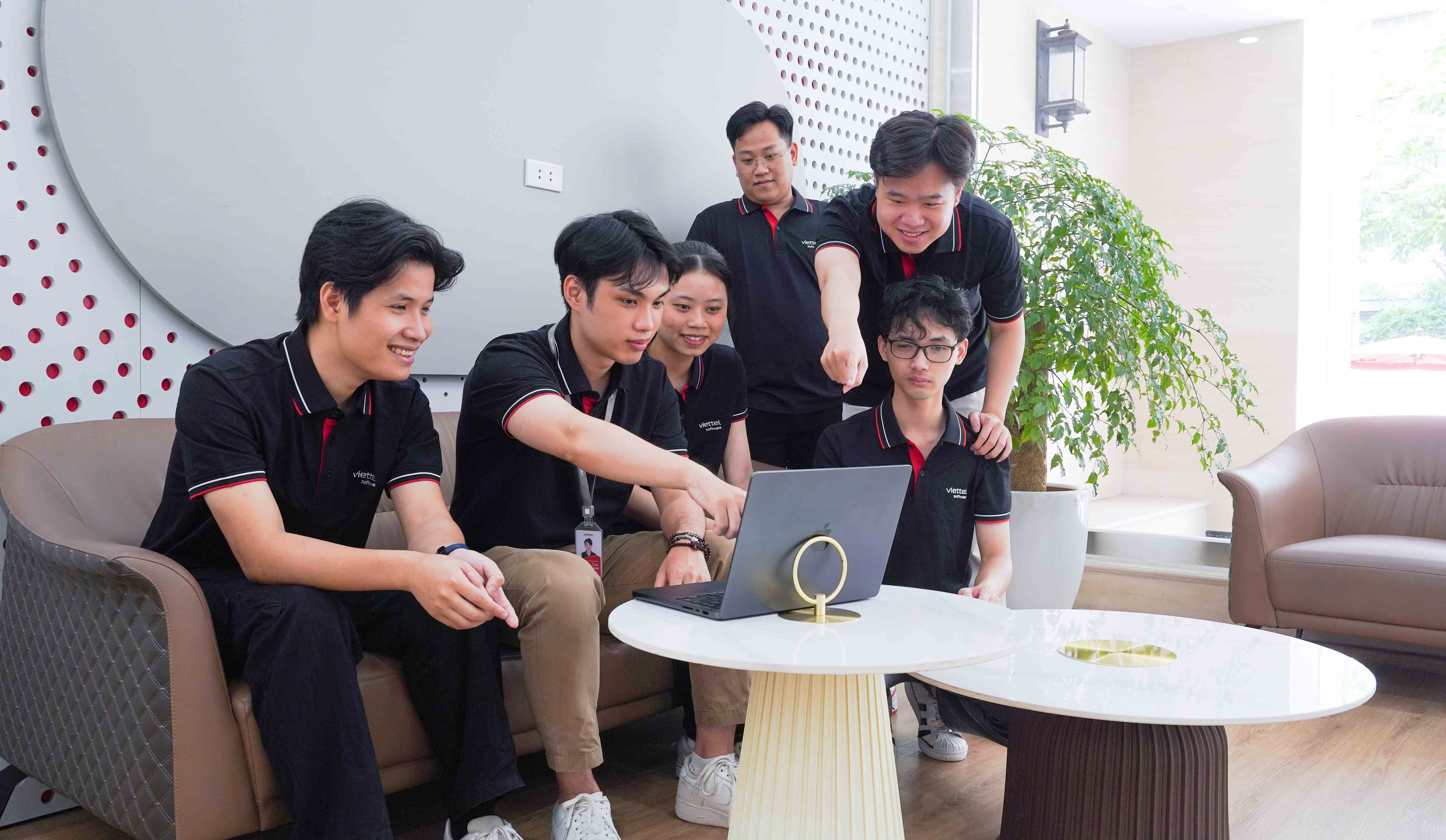 Nhân viên Viettel Software làm việc trong văn phòng hiện đại